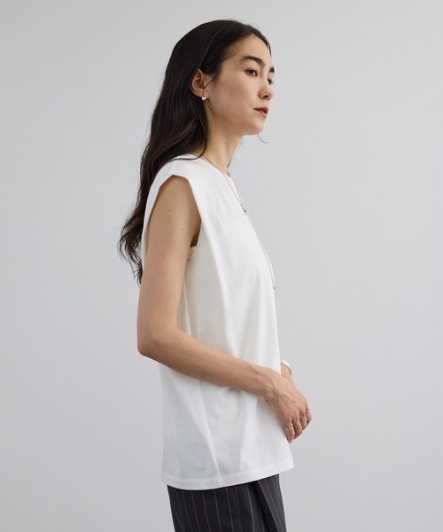SALON adam et rope'（サロン アダム エ ロペ）の「プリマベールショルダータックノースリーブプルオーバー / UVケア（Tシャツ/カットソー・レディース・ブラック/オフホワイト/キャメル・FREE）」の11枚目の写真