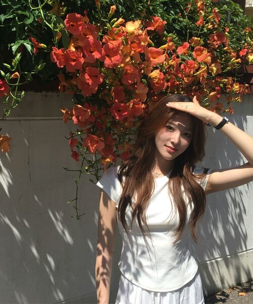 LOOKAST(ルックキャスト)の「ディアンカットラインポイントTシャツ / DIANE CUT LINE POINT T-SHIRT_3colors(Tシャツ/カットソー・レディース・ライトイエロー/ブラック/ホワイト・SMALL/MEDIUM)」の6枚目の写真