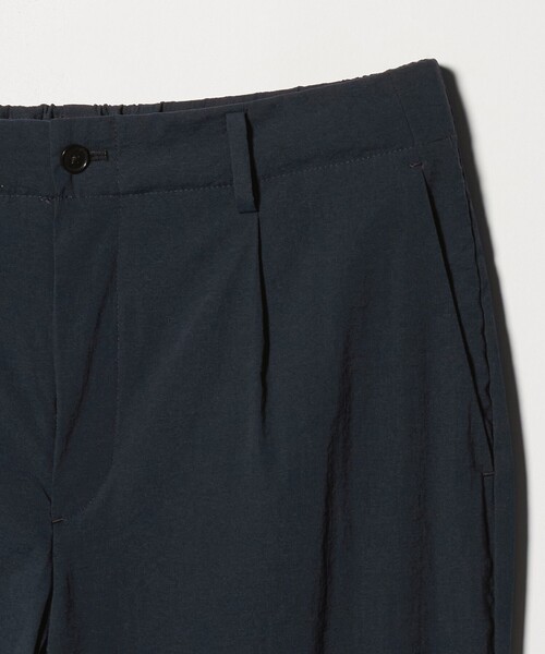 BEAUTY&YOUTH UNITED ARROWS(ビューティーアンドユースユナイテッドアローズ)の「MIXTURE ナイロン 1プリーツ テーパード パンツ NO.5 ヨコストレッチ 撥水機能 ウォッシャブル セットアップ対応(その他パンツ・メンズ・ダークグレー/ブラック/ネイビー・XL/M/S/L)」の17枚目の写真