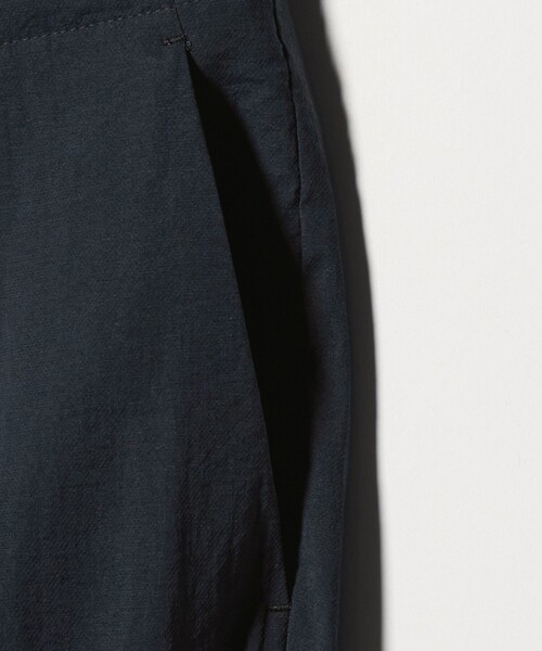 BEAUTY&YOUTH UNITED ARROWS(ビューティーアンドユースユナイテッドアローズ)の「MIXTURE ナイロン 1プリーツ テーパード パンツ NO.5 ヨコストレッチ 撥水機能 ウォッシャブル セットアップ対応(その他パンツ・メンズ・ダークグレー/ブラック/ネイビー・XL/M/S/L)」の18枚目の写真