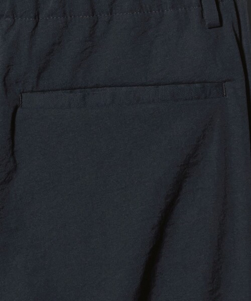 BEAUTY&YOUTH UNITED ARROWS(ビューティーアンドユースユナイテッドアローズ)の「MIXTURE ナイロン 1プリーツ テーパード パンツ NO.5 ヨコストレッチ 撥水機能 ウォッシャブル セットアップ対応(その他パンツ・メンズ・ダークグレー/ブラック/ネイビー・XL/M/S/L)」の19枚目の写真