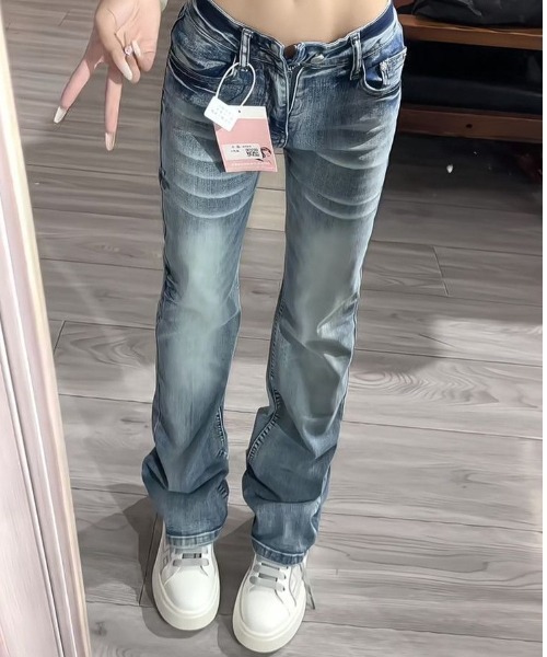 LUCPY(ラクピー)の「ローライズヴィンテージデニムパンツ ストレートシルエット(その他パンツ・レディース・ブルー・X-LARGE/LARGE/MEDIUM/SMALL)」の2枚目の写真