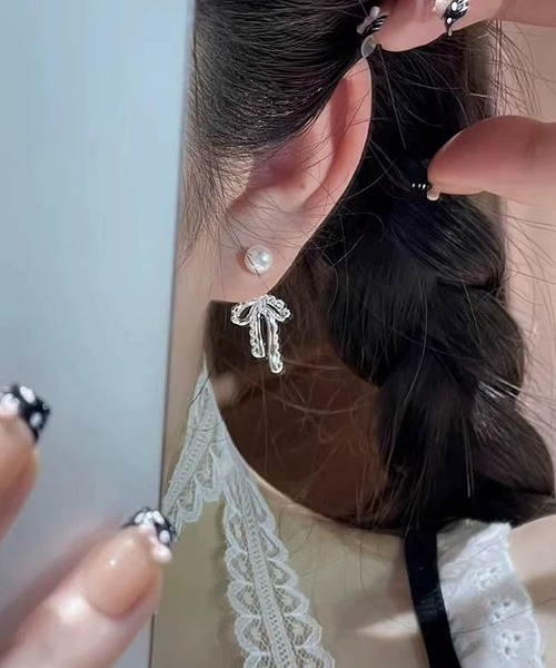 LA VORAGINE(ラ ヴォラジネ)の「銀メッキレース編みリボンピアス アレルギー対応(ピアス(両耳用)・レディース・A/B/D/C・FREE)」の6枚目の写真
