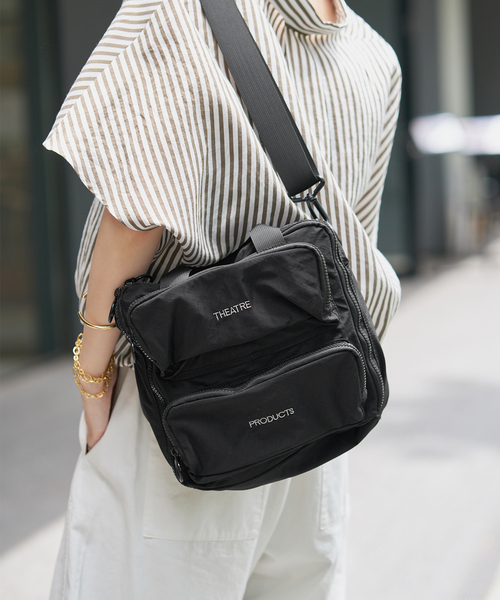 Spick & Span(スピックアンドスパン)の「《WEB限定 / 追加》THEATRE PRODUCTS / シアタープロダクツ VERTICAl 60(ショルダーバッグ・レディース・ブラウン/ブラック・FREE)」の4枚目の写真