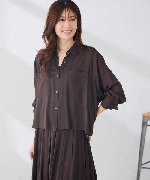 a.v.v(アーヴェヴェ)の「シアー クロップドバックタック シャツ 【洗える】(シャツ/ブラウス・レディース・マスタード/ブラック/ブラウン/グリーン・40/38)」の3枚目の写真