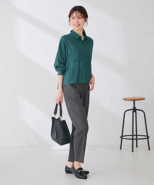a.v.v(アーヴェヴェ)の「シアー クロップドバックタック シャツ 【洗える】(シャツ/ブラウス・レディース・マスタード/ブラック/ブラウン/グリーン・40/38)」の7枚目の写真