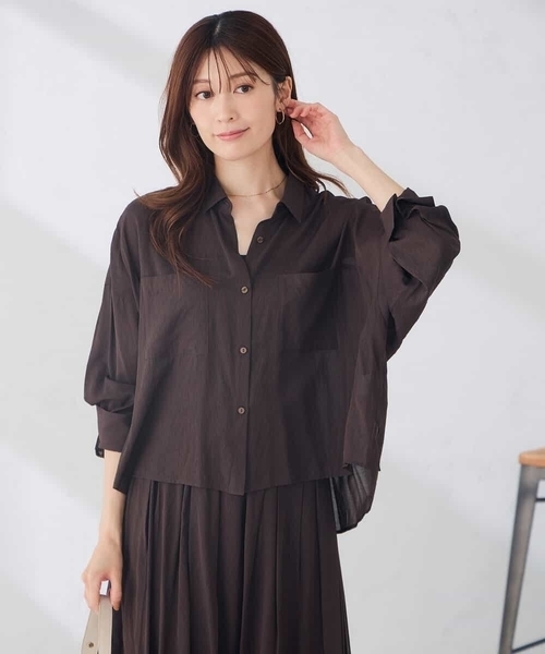 a.v.v(アーヴェヴェ)の「シアー クロップドバックタック シャツ 【洗える】(シャツ/ブラウス・レディース・マスタード/ブラック/ブラウン/グリーン・40/38)」の9枚目の写真