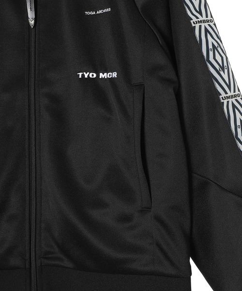 TOGA PULLA(トーガ プルラ)の「Track jacket UMBRO SP TC261-JC513(ブルゾン・レディース・ブラック/オフホワイト・MEDIUM)」の9枚目の写真