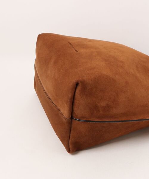 MARC JACOBS(マークジェイコブス)の「SCENE LARGE BUCKET IN SUEDE /シーン ラージ バケット スエード(ショルダーバッグ・レディース・ブラウン・ONE SIZE)」の9枚目の写真