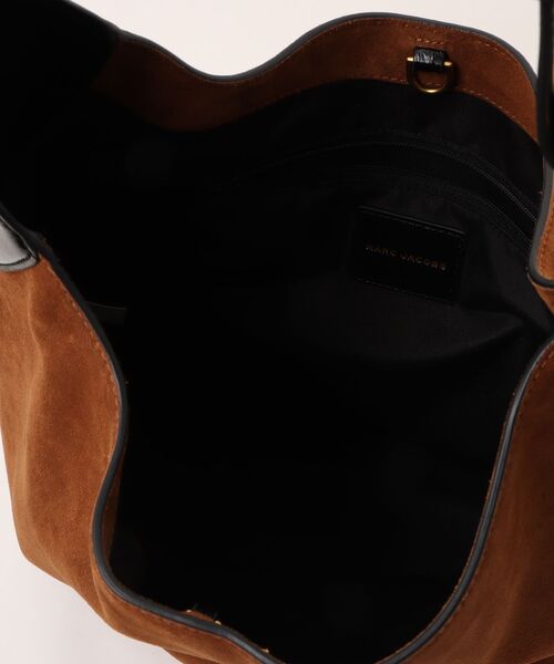 MARC JACOBS(マークジェイコブス)の「SCENE LARGE BUCKET IN SUEDE /シーン ラージ バケット スエード(ショルダーバッグ・レディース・ブラウン・ONE SIZE)」の10枚目の写真