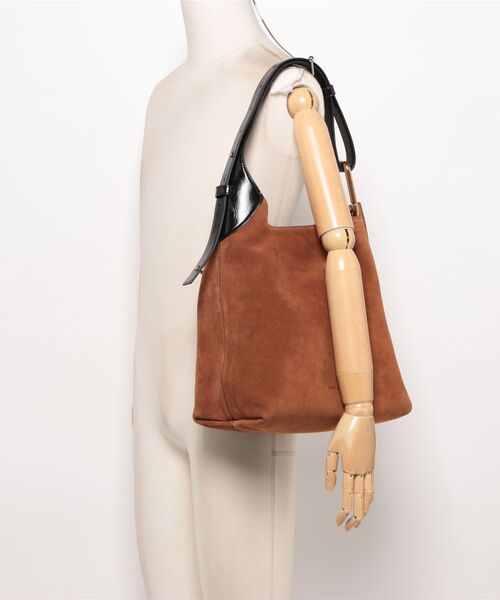 MARC JACOBS(マークジェイコブス)の「SCENE LARGE BUCKET IN SUEDE /シーン ラージ バケット スエード(ショルダーバッグ・レディース・ブラウン・ONE SIZE)」の11枚目の写真