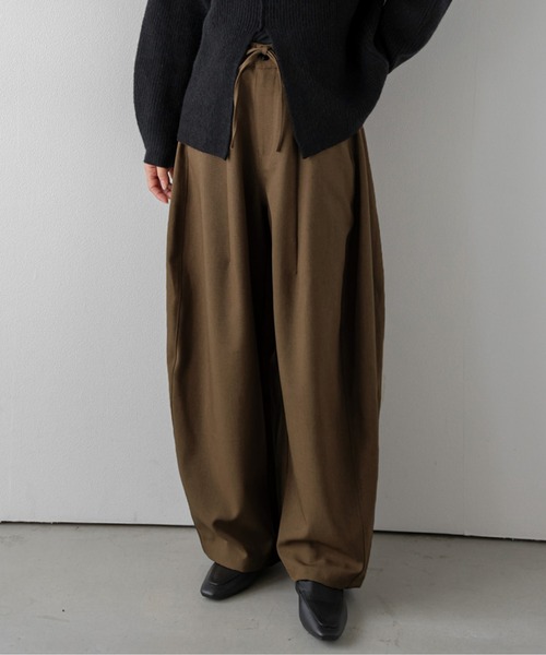 AMELY(エミリー)の「前後タック ワイド―カーブパンツ 立体シルエット/ウエストマーク/リラクシー(その他パンツ・レディース・グレー/ブラウン/ブラック/ベージュ・L/M)」の4枚目の写真