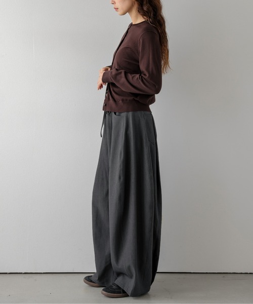 AMELY(エミリー)の「前後タック ワイド―カーブパンツ 立体シルエット/ウエストマーク/リラクシー(その他パンツ・レディース・グレー/ブラウン/ブラック/ベージュ・L/M)」の5枚目の写真