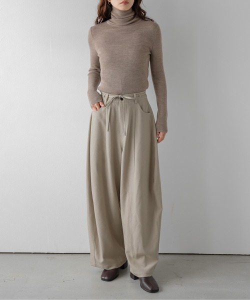 AMELY(エミリー)の「前後タック ワイド―カーブパンツ 立体シルエット/ウエストマーク/リラクシー(その他パンツ・レディース・グレー/ブラウン/ブラック/ベージュ・L/M)」の11枚目の写真