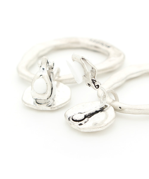 MOUSSY(マウジー)の「IRREGULAR CIRCLE EARRINGS(ピアス(両耳用)・レディース・ゴールド/シルバー・FREE)」の4枚目の写真