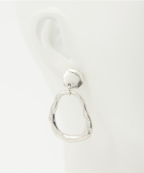 MOUSSY(マウジー)の「IRREGULAR CIRCLE EARRINGS(ピアス(両耳用)・レディース・ゴールド/シルバー・FREE)」の5枚目の写真