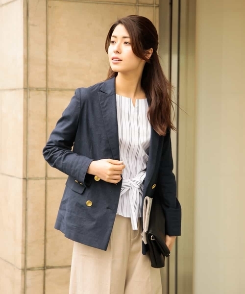 a.v.v（アーヴェヴェ）の「ダブルブレストリネンジャケット（テーラードジャケット・レディース・ネイビー/ベージュ・40/36/38）」の2枚目の写真