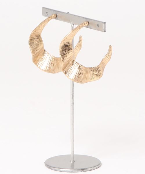 NATURAL BEAUTY BASIC（ナチュラルビューティーベーシック）の「ウェーブメタルフープピアス（ピアス（両耳用）・レディース・シルバー/ゴールド・ﾌﾘ-）」の2枚目の写真