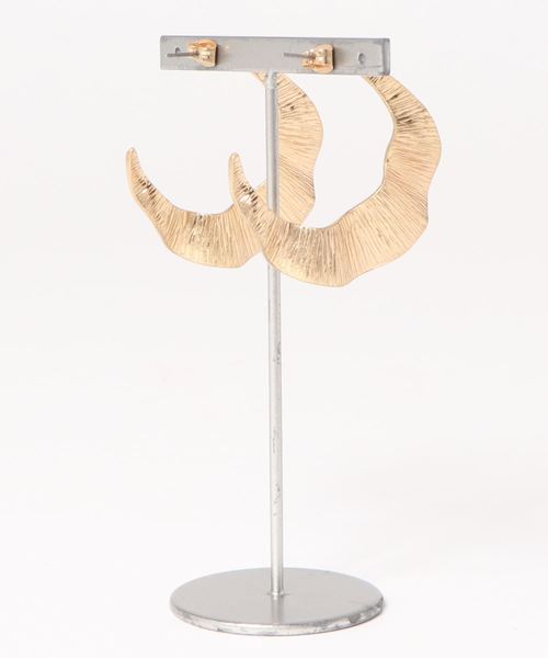 NATURAL BEAUTY BASIC（ナチュラルビューティーベーシック）の「ウェーブメタルフープピアス（ピアス（両耳用）・レディース・シルバー/ゴールド・ﾌﾘ-）」の3枚目の写真