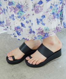 トングプラットフォームサンダル