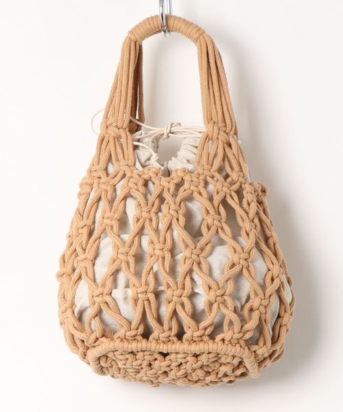 natural couture(ナチュラルクチュール)の「コロンとマクラメバッグ(ショルダーバッグ・レディース・ベージュ/アイボリー・FREE)」の1枚目の写真