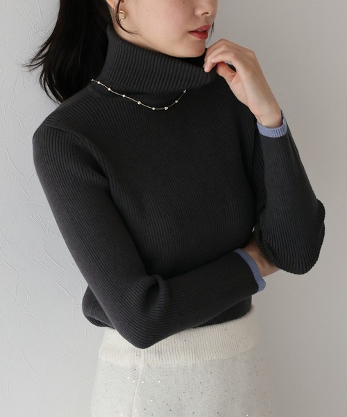 BLUEEAST(ブルーイースト)の「《新色追加》なめらかタートルネックリブニット(ニット/セーター・レディース・ブラック/オフホワイト/グリーン/ラベンダー/ピンクベージュ/ブラウン/レッド/ブルー/カーキ/モカ/ピンク/ネイビー/グレイッシュベージュ/ボルドー/グレー系/ベージュ系・MEDIUM)」の4枚目の写真