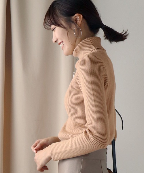 なめらかタートルネックリブニット