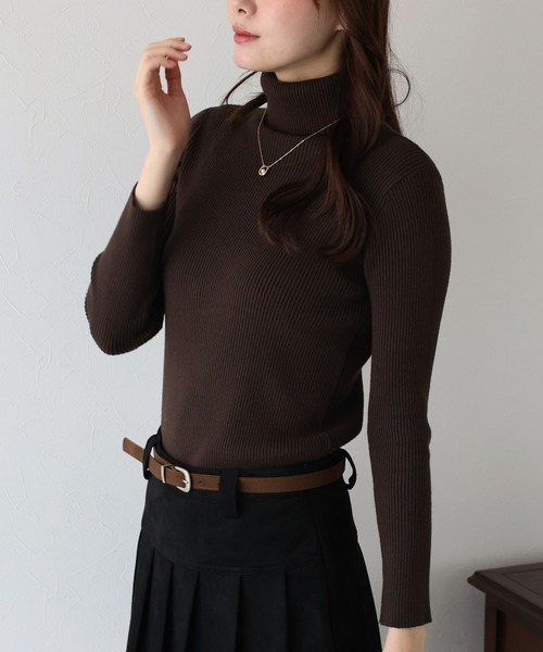 なめらかタートルネックリブニット