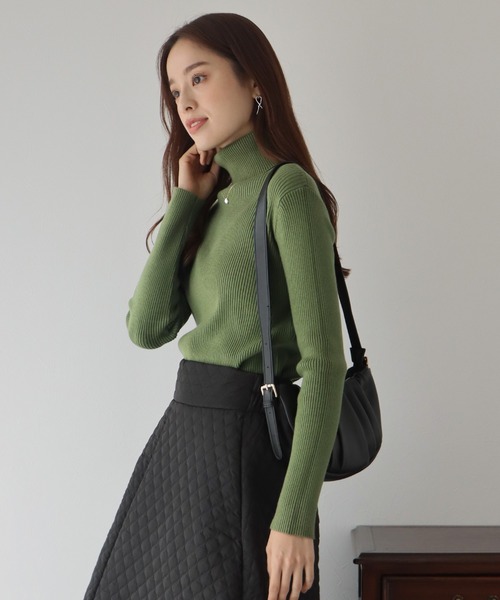 なめらかタートルネックリブニット
