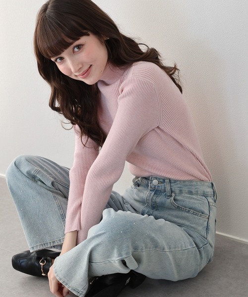 なめらかタートルネックリブニット