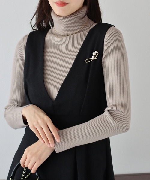 BLUEEAST(ブルーイースト)の「《新色追加》なめらかタートルネックリブニット(ニット/セーター・レディース・ブラック/オフホワイト/グリーン/ラベンダー/ピンクベージュ/ブラウン/レッド/ブルー/カーキ/モカ/ピンク/ネイビー/グレイッシュベージュ/ボルドー/グレー系/ベージュ系・MEDIUM)」の6枚目の写真