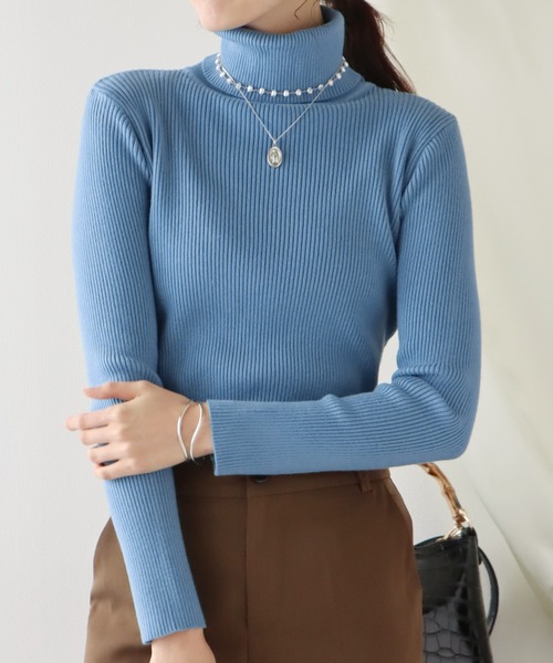 なめらかタートルネックリブニット