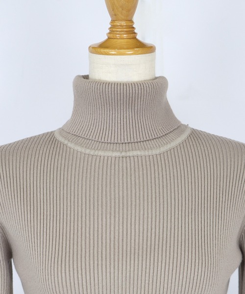 BLUEEAST(ブルーイースト)の「《新色追加》なめらかタートルネックリブニット(ニット/セーター・レディース・ブラック/オフホワイト/グリーン/ラベンダー/ピンクベージュ/ブラウン/レッド/ブルー/カーキ/モカ/ピンク/ネイビー/グレイッシュベージュ/ボルドー/グレー系/ベージュ系・MEDIUM)」の20枚目の写真