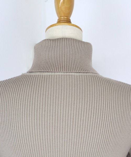 BLUEEAST(ブルーイースト)の「《新色追加》なめらかタートルネックリブニット(ニット/セーター・レディース・ブラック/オフホワイト/グリーン/ラベンダー/ピンクベージュ/ブラウン/レッド/ブルー/カーキ/モカ/ピンク/ネイビー/グレイッシュベージュ/ボルドー/グレー系/ベージュ系・MEDIUM)」の21枚目の写真