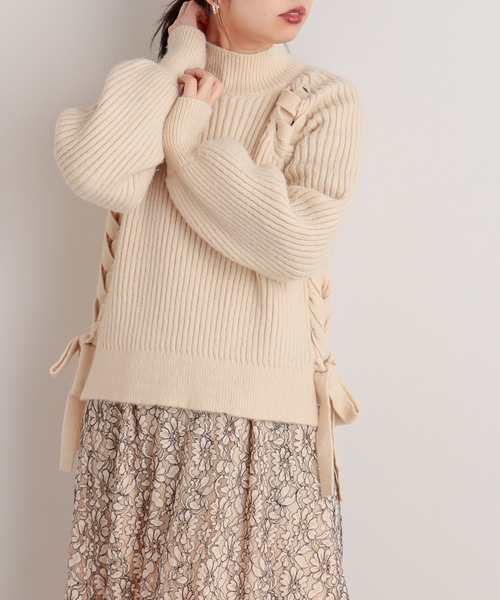 natural couture(ナチュラルクチュール)の「サイドレースアップほんわりニット(ニット/セーター・レディース・ブルー/ライトベージュ/アイボリー/ブラック・FREE)」の2枚目の写真