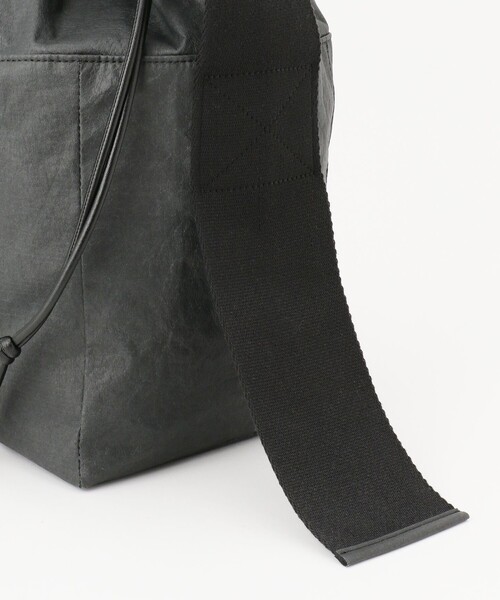 JOSEPH STUDIO（ジョゼフストゥディオ）の「ペーパーレザー　メッセンジャーバッグ（ショルダーバッグ・レディース・ブラック系・F）」の2枚目の写真