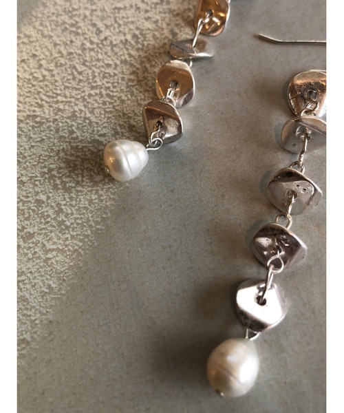 ulu（ウル）の「shake pearl pierce（ピアス（両耳用）・レディース・シルバー・ONE SIZE）」の6枚目の写真