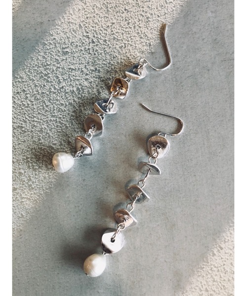 ulu（ウル）の「shake pearl pierce（ピアス（両耳用）・レディース・シルバー・ONE SIZE）」の5枚目の写真