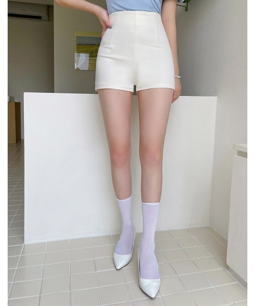 chuu（チュー）の「CHUU スリムハイウエストショートパンツ（その他パンツ・レディース・アイボリー/ブラック・S/M）」の2枚目の写真