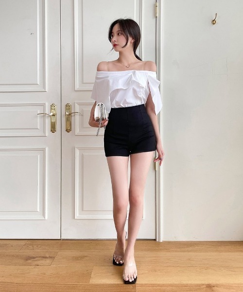 chuu（チュー）の「CHUU スリムハイウエストショートパンツ（その他パンツ・レディース・アイボリー/ブラック・S/M）」の10枚目の写真