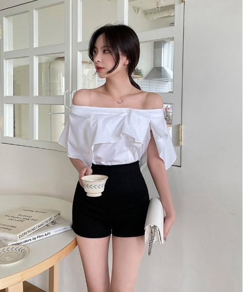 chuu（チュー）の「CHUU スリムハイウエストショートパンツ（その他パンツ・レディース・アイボリー/ブラック・S/M）」の14枚目の写真