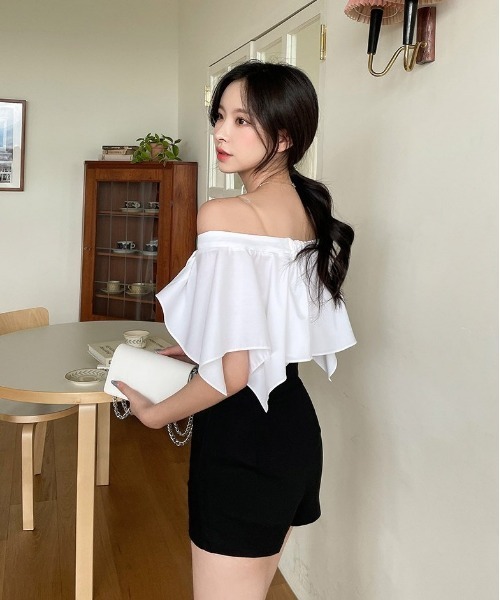 chuu（チュー）の「CHUU スリムハイウエストショートパンツ（その他パンツ・レディース・アイボリー/ブラック・S/M）」の3枚目の写真