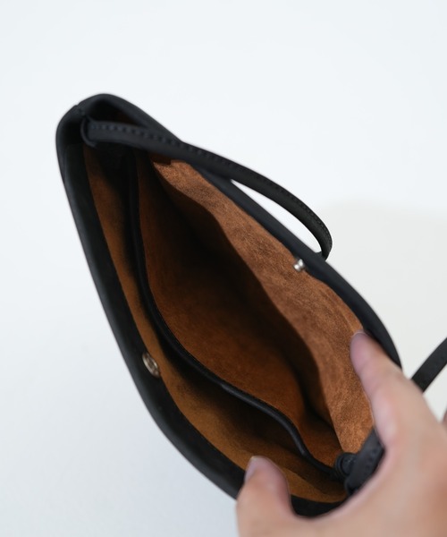 CRONY.(クルーニー)の「【CRONY. /クルニー】 Tatum SLIM SHOULDER L(ショルダーバッグ・メンズ・ネイビー/キャメル/ブラック・FREE)」の12枚目の写真