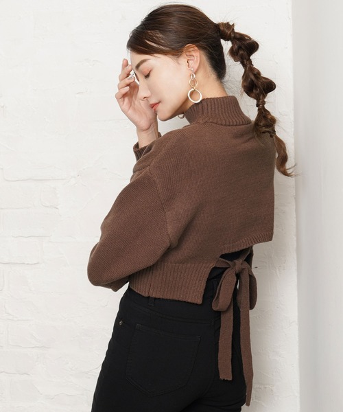 Newlyme（ニューリーミー）の「バックオープンハイネックニットトップス（ニット/セーター・レディース・ホワイト/ブラック/ブラウン/グリーン/ブルーグレー/グレイッシュベージュ・MEDIUM/LARGE/X-LARGE）」の4枚目の写真