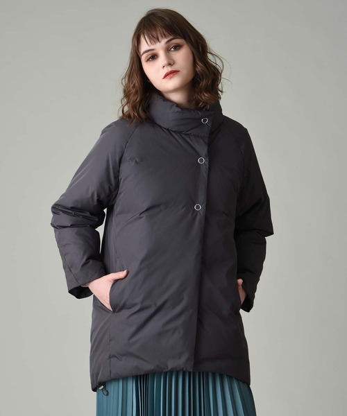 RAW FUDGE（ローファッジ）の「スタンドカラーミドルダウンコート（ダウンジャケット/コート・レディース・チャコールグレー/オリーブ・M）」の2枚目の写真