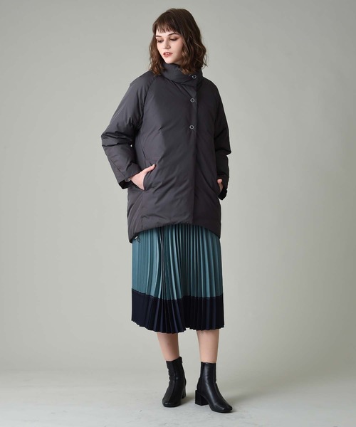 RAW FUDGE（ローファッジ）の「スタンドカラーミドルダウンコート（ダウンジャケット/コート・レディース・チャコールグレー/オリーブ・M）」の3枚目の写真