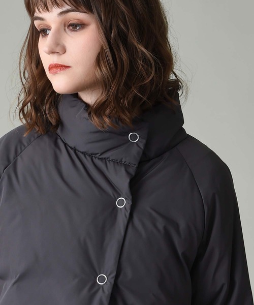 RAW FUDGE（ローファッジ）の「スタンドカラーミドルダウンコート（ダウンジャケット/コート・レディース・チャコールグレー/オリーブ・M）」の15枚目の写真