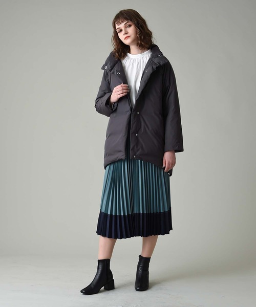 RAW FUDGE（ローファッジ）の「スタンドカラーミドルダウンコート（ダウンジャケット/コート・レディース・チャコールグレー/オリーブ・M）」の5枚目の写真