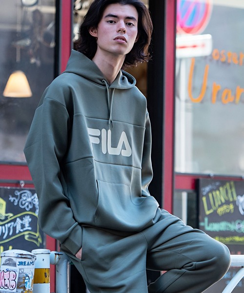 FILA(フィラ)の「『FILA/フィラ』ロゴプリントストレッチプルパーカー(パーカー・メンズ・ブラック/ネイビー/カーキ・M/L)」の3枚目の写真