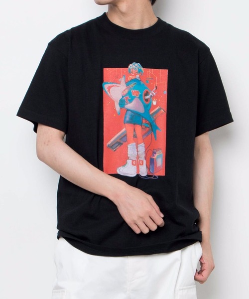 WEGO GRAPHICS(ウィゴーグラフィックス)の「WEGO /放課後アート部 互田 T(Tシャツ/カットソー・メンズ・ホワイト/ブラック・MEDIUM/LARGE/X-LARGE)」の1枚目の写真